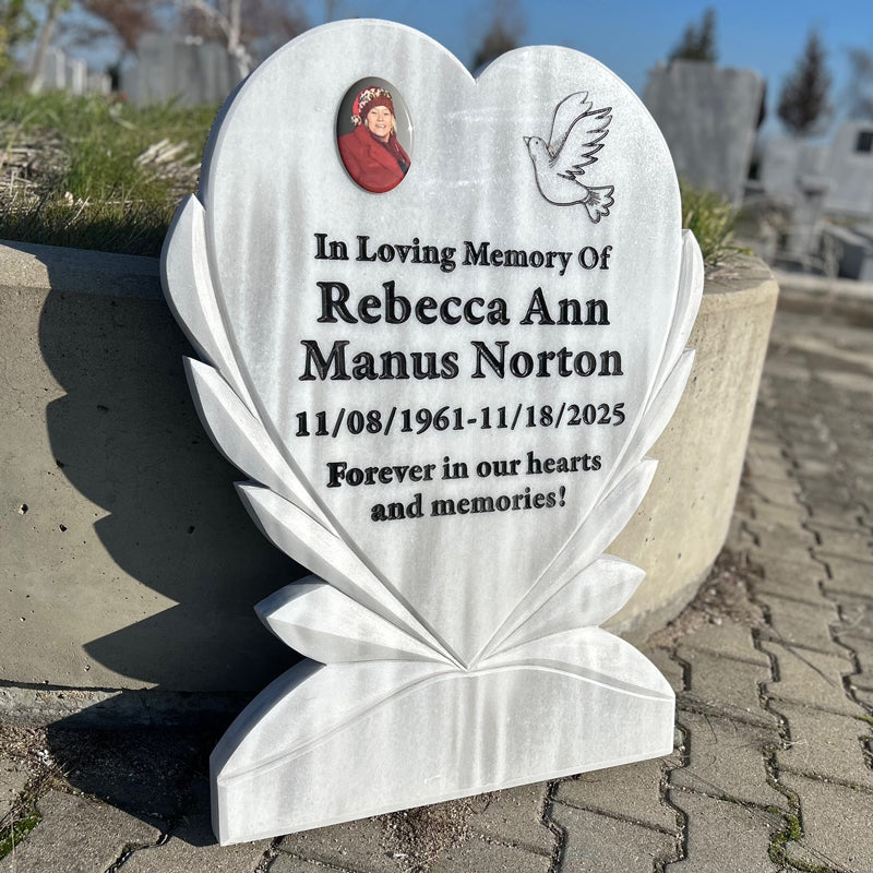 Graviertes Grabstein aus weißem Marmor in Herzform – Gedenkstein mit Taube, 90 x 70 cm