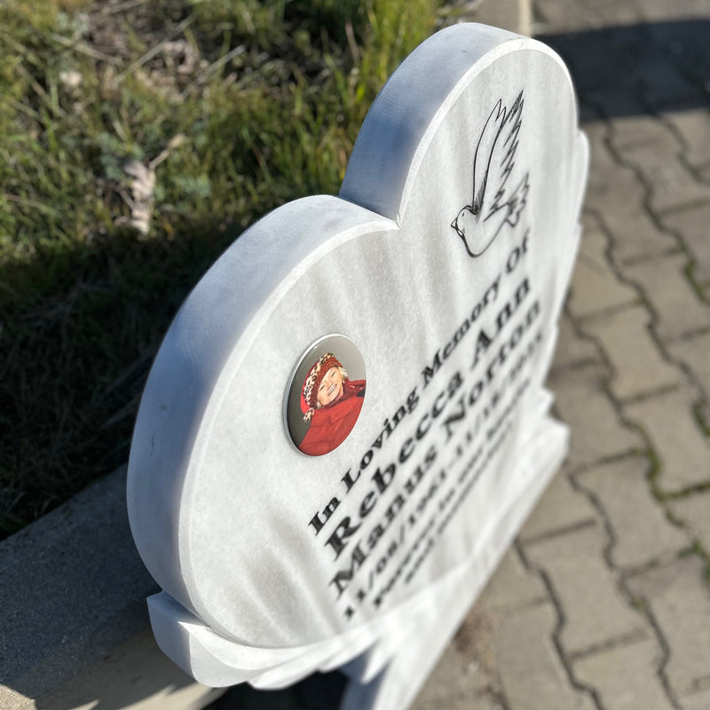 Graviertes Grabstein aus weißem Marmor in Herzform – Gedenkstein mit Taube, 90 x 70 cm