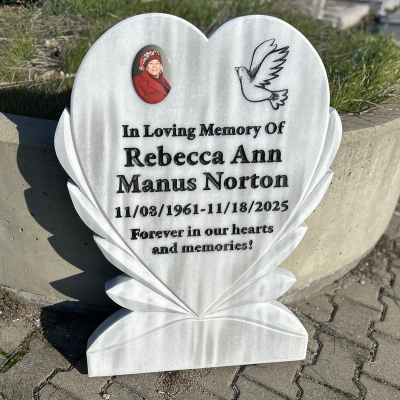 Graviertes Grabstein aus weißem Marmor in Herzform – Gedenkstein mit Taube, 90 x 70 cm