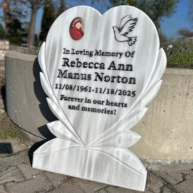 Graviertes Grabstein aus weißem Marmor in Herzform – Gedenkstein mit Taube, 90 x 70 cm