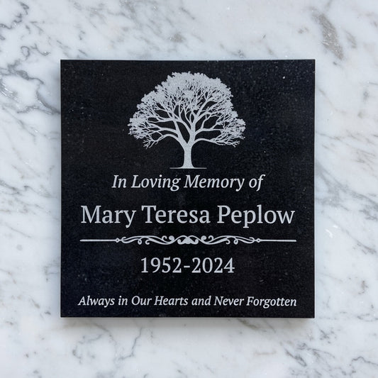 Personalisierter Gedenkstein aus Granit: Individuell gravierte Grabsteinplatte