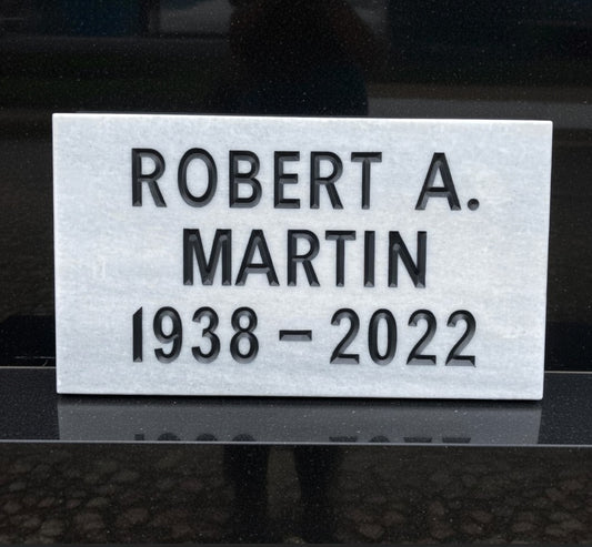 Personalisierter Gedenkstein aus Marmor: Gravierte Grabsteinplatte